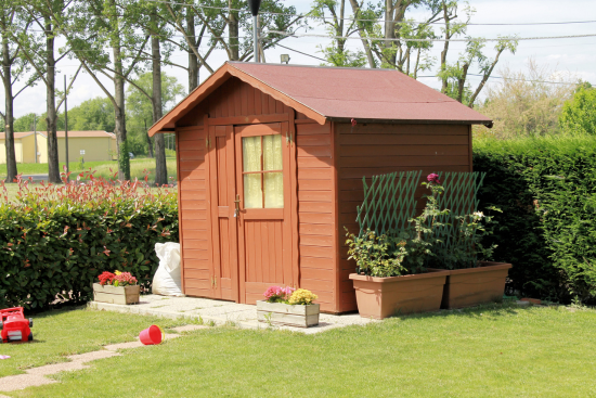 Gartenhaus streichen: Welche Farbe schützt und begeistert?